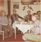 Fikastund för boende och personal, Brattåshemmet 1970-tal. Från vänster: 1. Okänd man. 2. Per Pettersson. 3. Anselm Zackrisson. 4. Maj-Britt Reimertz, vårdbiträde. 5. Okänd kvinna.