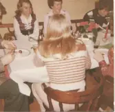 Julmiddag för personalen, Brattåshemmet 1970 - 80-tal. Med på bild är bl.a Ingela Sjöberg, kokerska, klädd i rosa blus.