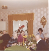 Middag för boende och personal, Brattåshemmets matsal 1970-tal. Namnuppgifter saknas.