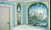 Väggmålningar. T.v. Dörröverstycke med årtal 