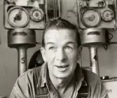 Porträtt av man i kontrollrummet på Göteborgs Jästfabrik i Krokslätt, Mölndal, år 1972.
Anteckning i albumet: 