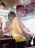 Bussresa mot Stockholm med Göteborgs Jästfabrik, våren 1972. Tjejerna på labbet.
Anteckning i albumet: 