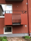 Husfasad med fönster och balkong till bostadshus vid Hagåkersgatan i Bosgården, Mölndal, år 2019.