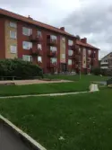 Vy över gårdsplan mot bostadshuset med adressen Hagåkersgatan 14 i Bosgården, Mölndal, år 2019.