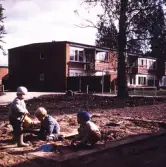 Barn leker i sandlåda i Vivalla, 1970-tal