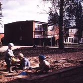 Barn leker i sandlåda i Vivalla, 1970-tal