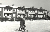 Barn åker sparkstötting i Rosta, 1960-tal