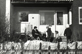 Familj på uteplats på Rostastrand, 1960-tal