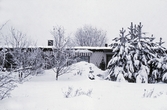 Snö framför villa i Öxhagen, 1977