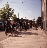 Cyklister väntar vid trafiklyse, 1960-tal