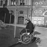 Svårighet att ta sig upp på trottoaren med rullstol i Centrum, 1970-tal