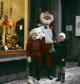 Barn framför tomte på Drottninggatan, 1960-tal