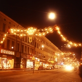 Julskyltning över Drottninggatan mot söder, 1960-tal