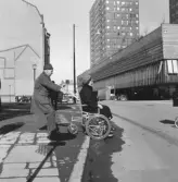 Höga trottoarer gör det svårt att ta sig över Drottninggatan, 1960-tal
