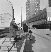 Höga trottoarer gör det svårt att ta sig över Drottninggatan, 1960-tal