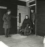Smala entréer försvårar för handikappad kvinna, 1960-tal