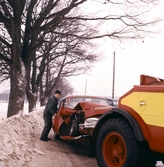 Bärgningsbil hämtar bil efter trafikolycka, 1960-tal