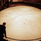 Besökare betraktar stadsmodell vid utställningen Örebro 700 år, 1965