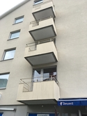 Husfasad med fönster och balkonger till bostadshus vid Hagåkersgatan i Bosgården, Mölndal, år 2019.