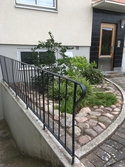 Plantering utanför porten till bostadshuset med adressen Hagåkersgatan 18D i Bosgården, Mölndal, år 2019.