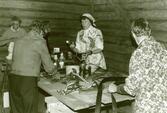 Arbetskväll i föremålsvård i Nacka Hembygdsgård 14 maj 1979.