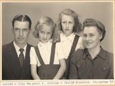 Astrid och Elis Bergvall med döttrar