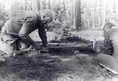 Kurs i arkeologi 1981. Rösaring, Låssa socken, Upplands-Bro kommun.