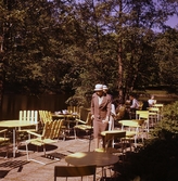 Gäster på uteservering i Stadsparken, 1960-tal