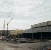 Lyftkranar svävar över bygget av Varberga, 1960-tal