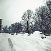 Insnöade bilar på parkering vid Väståstrand, 1960-tal