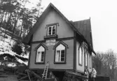 Hembygdsgårdar. Flyttning av Ingarö hembygdsmuseum vintern 1988.