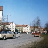 Bilar parkerade längst gatan i Rosta, 1970-tal