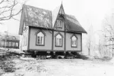 Hembygdsgårdar. Flyttning av Ingarö hembygdsmuseum vintern 1988.