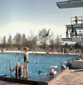 Hopp från hopptorn i Gustavsviksbadet, 1960-tal
