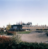 Lekplats utanför biblioteket i Vivalla, 1960-tal