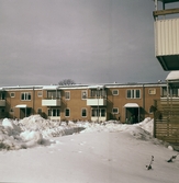 Innergård med snö i Solhaga, 1970-tal