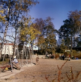 Lekande barn på lekplats i Baronbackarna, 1960-tal