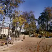 Lekande barn på lekplats i Baronbackarna, 1960-tal