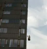 Fönsterputsare i hängande korg på Krämaren, 1960-tal