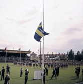 Flaggan hissas under gymnastikuppvisningen vid invigningen Örebro 700 år, 1965