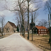 Sköllersta kyrka och försmlingshem, 1975-04-17