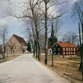 Sköllersta kyrka och försmlingshem, 1975-04-17