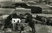 Flygfoto över Hagby kyrka.