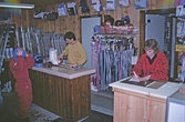 Uthyrningsdisken i skidshopen vid Storstenshöjden, 1970-tal