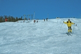 Flera slalomåkare mitt i backen i Storstenshöjden, 1970-tal