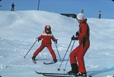 Två slalomåkare i lungt tempo nedför Storstenshöjden, 1970-tal