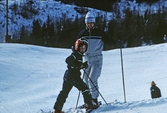 Slalomåkare i blandade åldrar i Storstenshöjden, 1970-tal