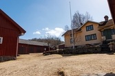 Ladugård och bostadshus på hembygdsgården Börjesgården i Lindome, Mölndals kommun, i april 2013.