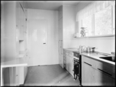 Stockholmsutställningen 1930
Egnahem, interörer, kök med spis, skafferier, diskbänk