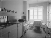 Stockholmsutställningen 1930
Egnahem, interörer, kök med diskbänk, spis, förvaring, bord med duk